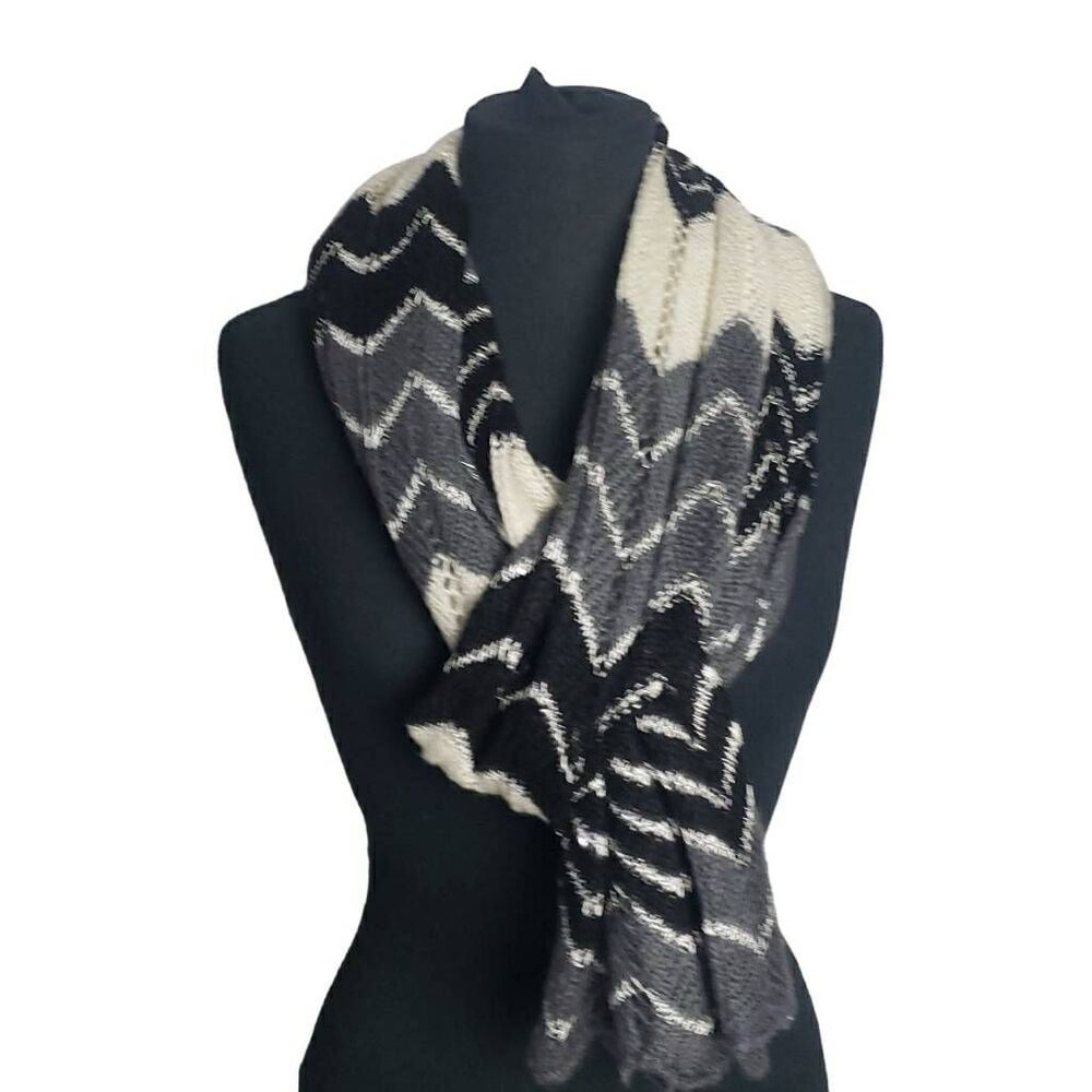 Catherine's Black and White Scarf‎